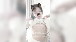 Em học sinh khoe zú