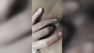 Lần đầu thủ dâm, nhưng sướng quá bắn hết nước ra giường