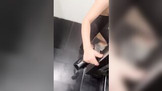 Mặc thế này đi kí hợp đồng bị sếp gái địt là đúng rồi