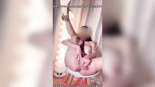 Em gái trung quốc thủ dâm bằng 2 cu giả rên cực sướng