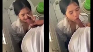 Trốn tiết học bé nữ sinh bú cây hàng khủng của bạn thân trong wc trường