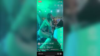 DJ đám cưới như này thì dễ bị hiếp lắm ...