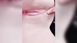 Gái xinh lồn hồng không lông thủ dâm