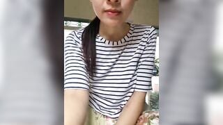 Gái quê đó, bố thì ở ngoài nch, con thì ở trong thủ dâm sau lưng bô liều thật