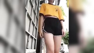 E hàng xóm lén ra trước cửa nhà thủ dâm suýt bị phát hiện