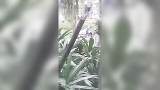 Hai em teen chơi thú nhún ở công viên tuổi trẻ
