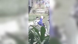 Hai em teen chơi thú nhún ở công viên tuổi trẻ