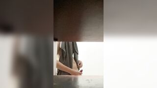Siêu phẩm *** xuất tinh trong phòng tắm công cộng hồ bơi public không lông mịn mướt