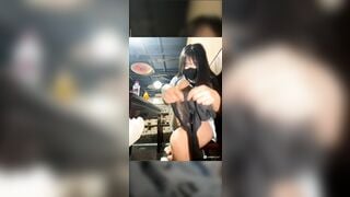 E gái làm liều cởi quần tất thủ dâm trong nhà hàng bị phát hiện