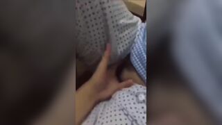 Ông bố dụ con gái cho móc bướm