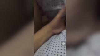 Ông bố dụ con gái cho móc bướm