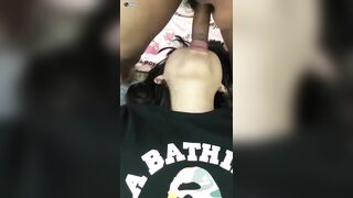 Đang ngủ mà bị thg a nhét cu vào mồm m bú ngon lành không biết