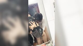 em sinh viên dáng đẹp cho thằng trẻ trâu chơi trước kính còn quay clip lại