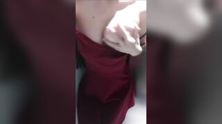 Váy hai dây đỏ xoa cặp ngực khủng cực nứng
