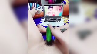 em học sinh non tơ vừa nghe nhạc jack vừa thủ dâm cùng con cu giả