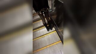 Biến thái xuất tinh vào chân em gái ngoài đường