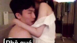 Con bạn nhờ mua đồ, đến nhà thì nó banh lồn ra bắt địt bị quay len