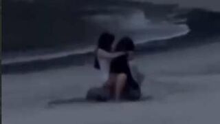 Cặp Đôi Địt Nhau Trên Bờ Biển Vắng Người Bị Ngư Dân Quay Lại