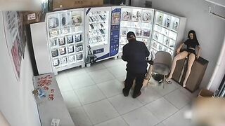 Khứa già lén vào cửa hàng tình dục chịch búp bê