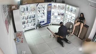 Khứa già lén vào cửa hàng tình dục chịch búp bê