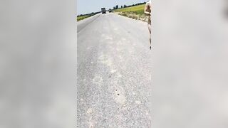 Em gái cởi sạch đồ để tắm nắng