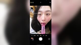 Em Gái Xỏ Khuyên Môi Bú Sextoy Màu Hồng
