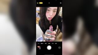 Em Gái Xỏ Khuyên Môi Bú Sextoy Màu Hồng