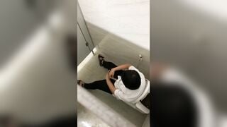 nhóc l6 sục cu trong nhà vệ sinh của trường