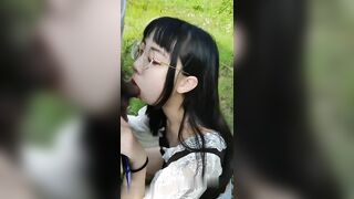 Em gái xinh đeo kính dâm dục buscu bạn trai