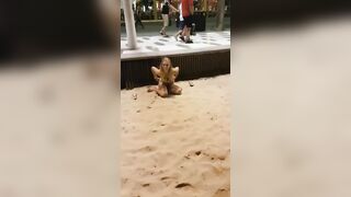 Dâm nữ public thủ dâm giữa đường bao nhiêu người lạ đi qua cực kích thích