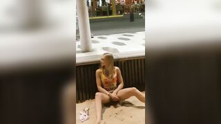 Dâm nữ public thủ dâm giữa đường bao nhiêu người lạ đi qua cực kích thích