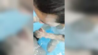Đi ra bể bơi mà mặc xuyên thấu thế này thì bị đụ nát lon là đúng r