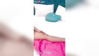 Cầm đt quay phim cho vợ dâm đụ với bạn thân