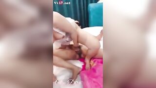 Cầm đt quay phim cho vợ dâm đụ với bạn thân