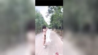 Mỹ Hạnh 2000 phô dâm đái giữa đường lại gạ người lạ xuất trong
