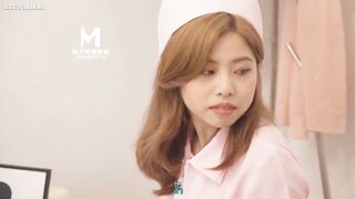 Đi viện xét nghiệm tinh trùng nhờ cô y tá hỗ trợ xuất tinh lấy mẫu