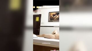 MBBG đang bú cu trai trẻ thì e lễ tân vào nhầm phòng và cái kết siêu dâm