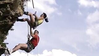 Cặp đôi leo núi nứng quá  chịch luôn !!