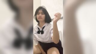 E gái thủ dâm trong nhà vệ sinh trường vào giờ ra chơi p1
