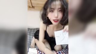 Tranh thủ bạn cùng phòng vắng nhà để thủ dâm