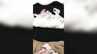 Đồ lót em gái cute vừa tắm xong