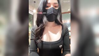 Em gái áo đen vú to damdang thủ dâm trong quán cafe