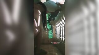 Trời oi nóng vợ chồng đưa ra nhau ban công public cho nó mát