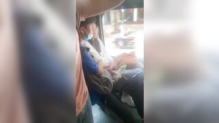 Mò Vú Người Yêu Trên Xe Buýt Công Cộng Bị Quay Lại