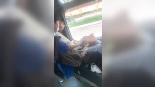 Mò Vú Người Yêu Trên Xe Buýt Công Cộng Bị Quay Lại