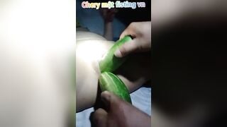 Thủ dâm cho em gái mới lớn một lúc 2 trái dưa leo sướng vl ra