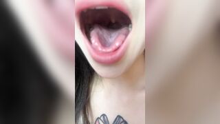 miệng của bé như nì, đủ chiều anh chưa?