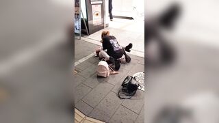 trưng "cái đó" ra đừng có thách nhé mí nhỏ!