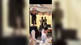 Đám cưới miền tây, Nhảy khoả thân cho khách sờ vú với lồn trên sân khấu siêu phẩm