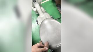 Đái lên xe đạp điện của người lạ tại nhà xe